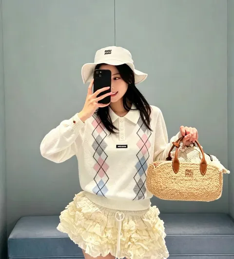 미우미우 카라 니트티